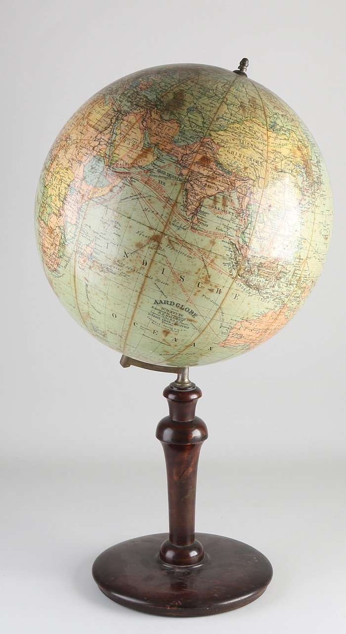 Globe op voet, 1920