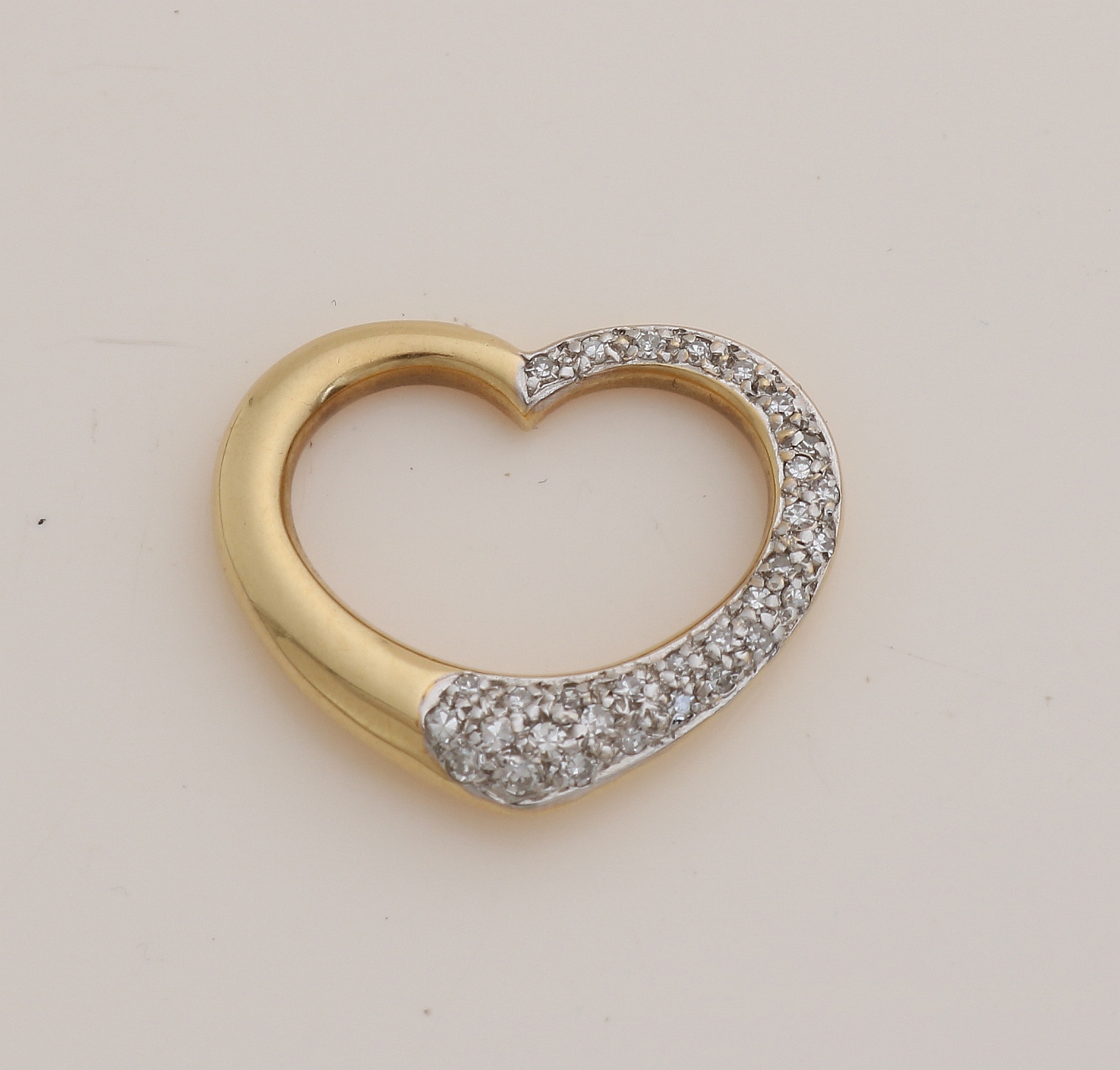 Gouden hanger in hartvorm met diamant