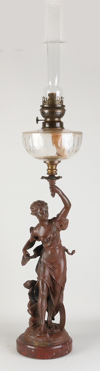 Franse staande petroleumlamp, H 93 cm.