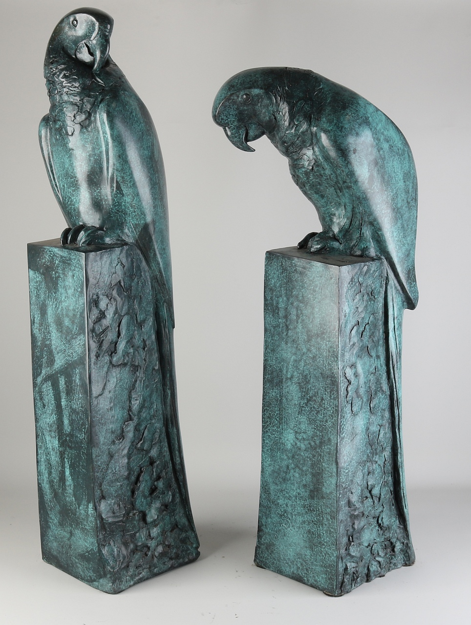 Twee bronzen papegaaien