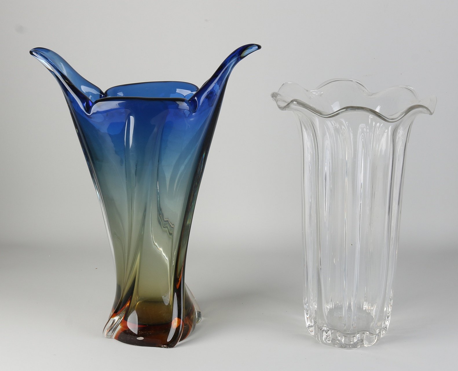 Twee glazen vazen