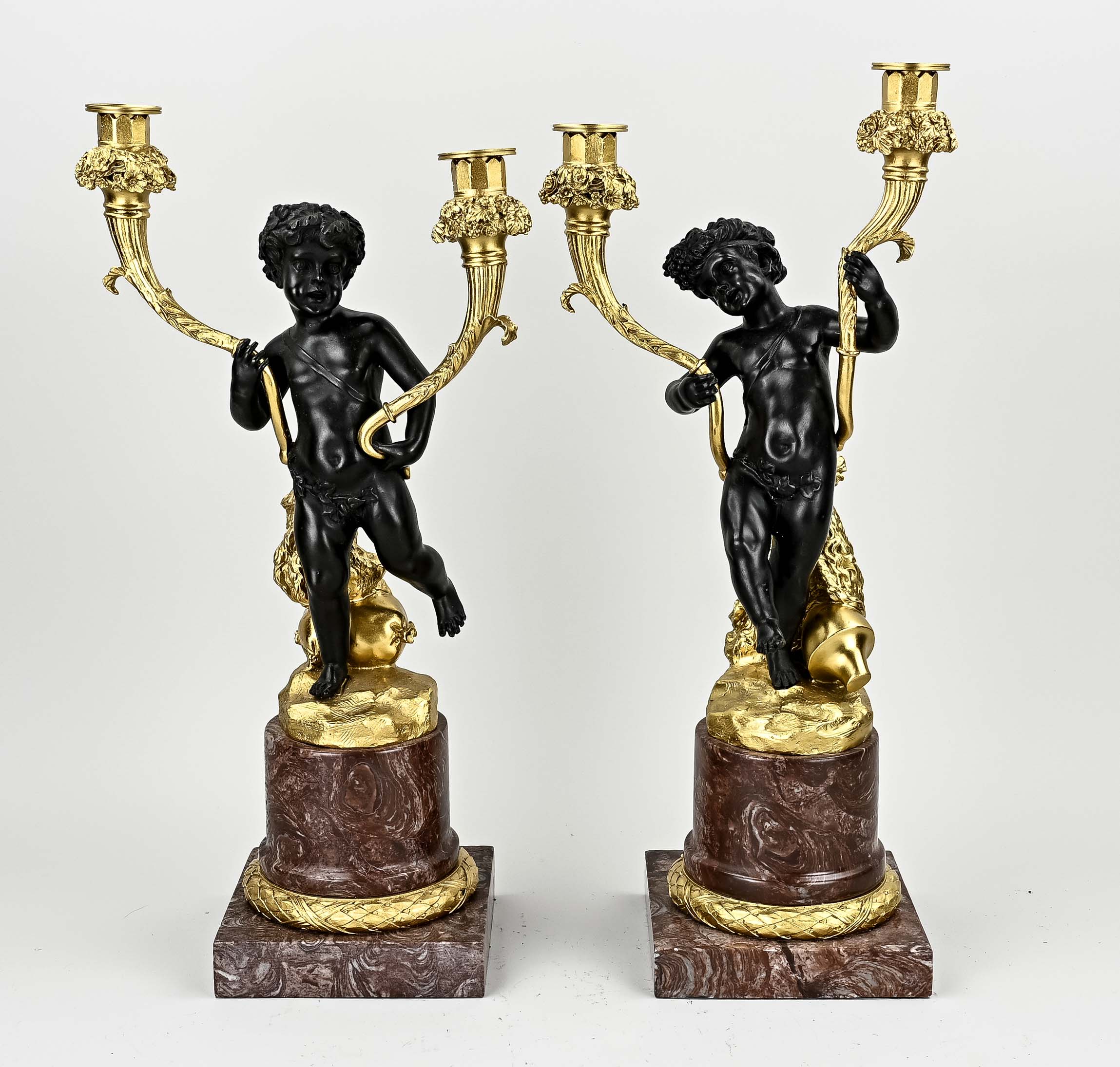 Twee bronzen kandelaren, H 50 cm.