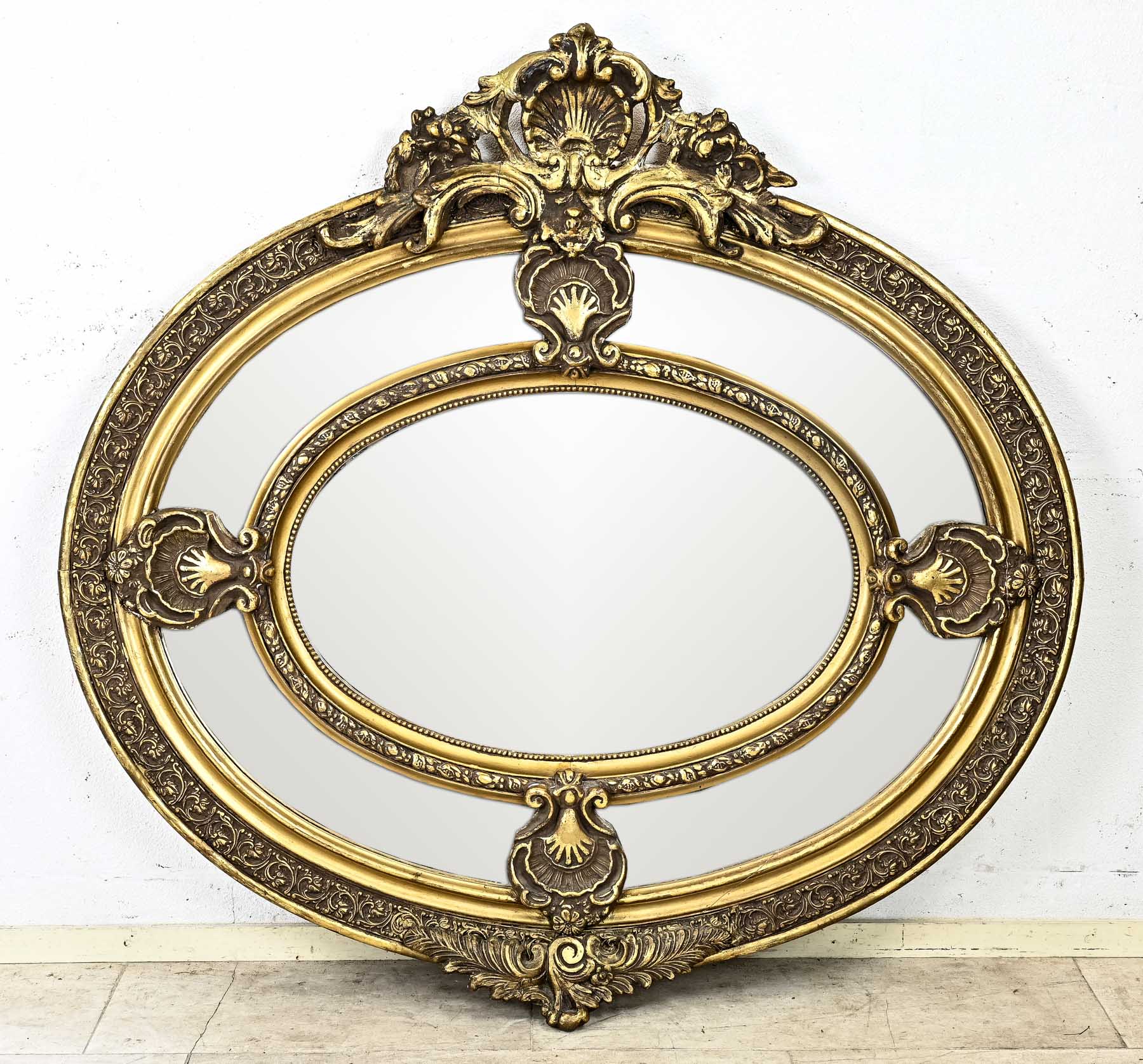 Grote ovale spiegel, H 135 x B 142 cm.