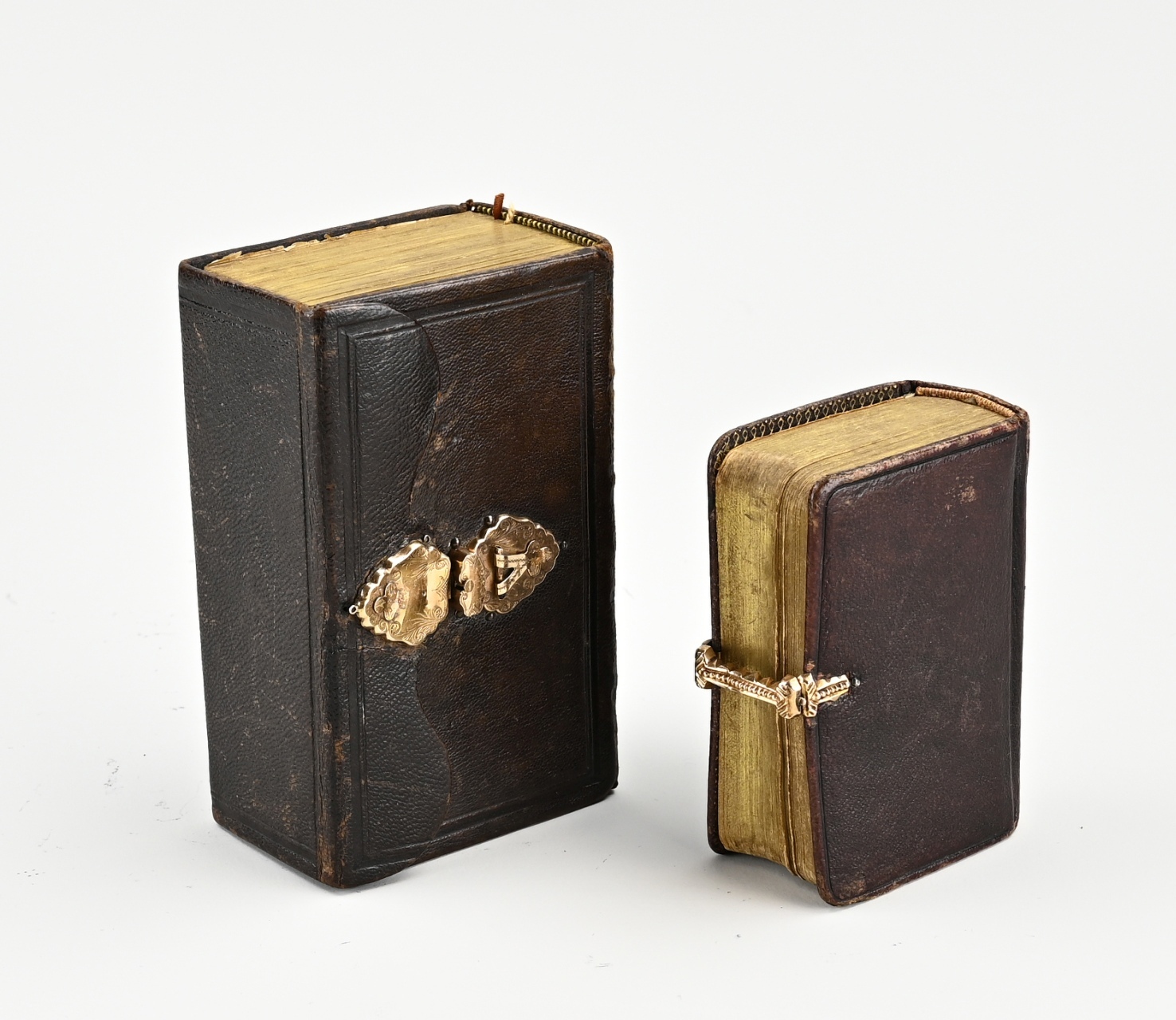 Twee antieke bijbels