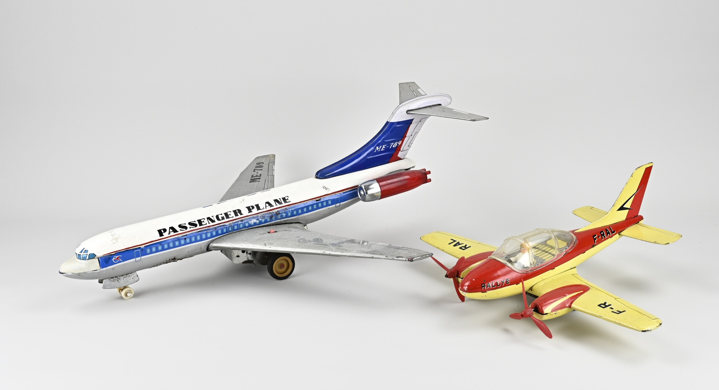 2x Speelgoed vliegtuig, 1960