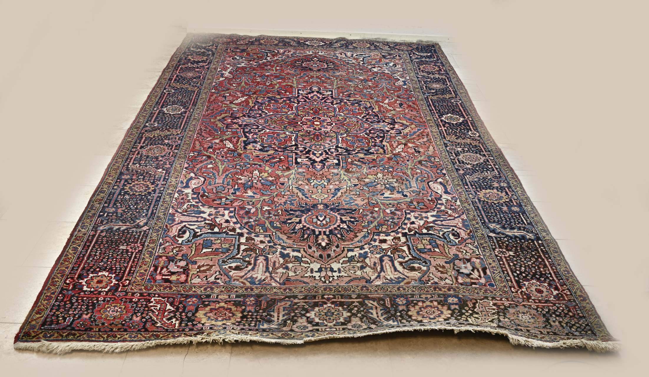 Perzisch tapijt, 347 x 238 cm.