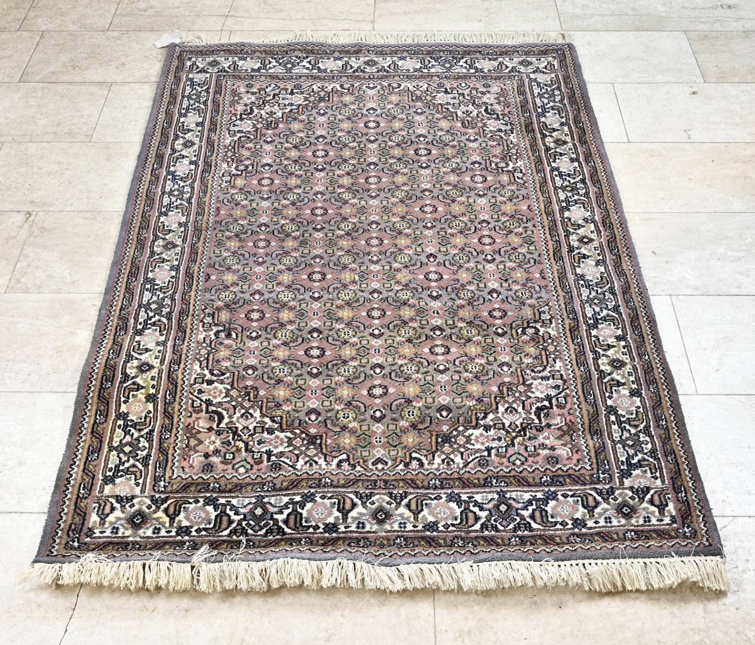 Handgeknoopt Perzisch tapijt, 188 x 127 cm.