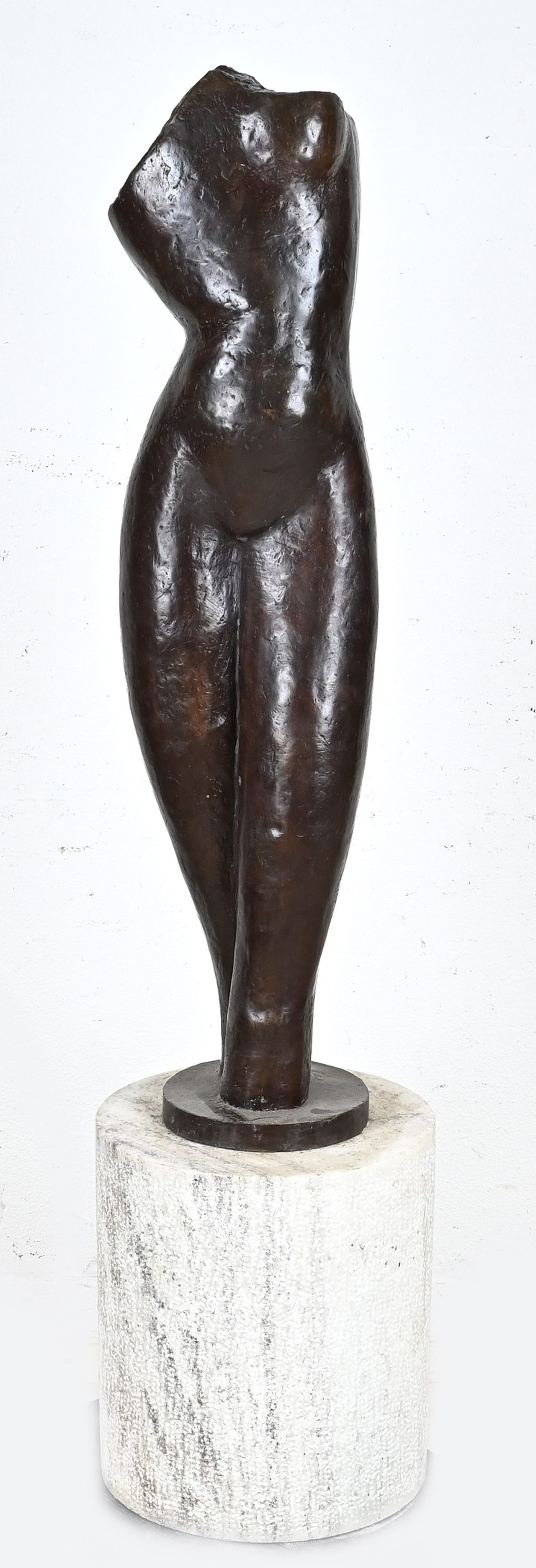 Bronzen torso op sokkel, H 144 cm.