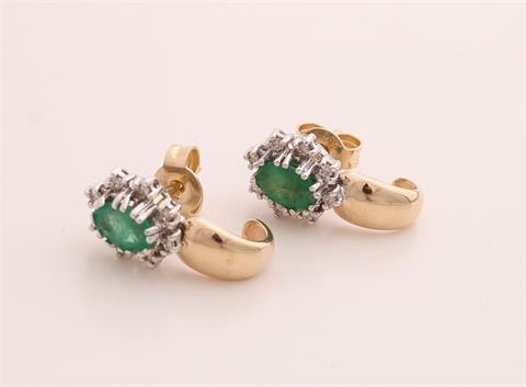 Gouden oorstekers smaragd & diamant